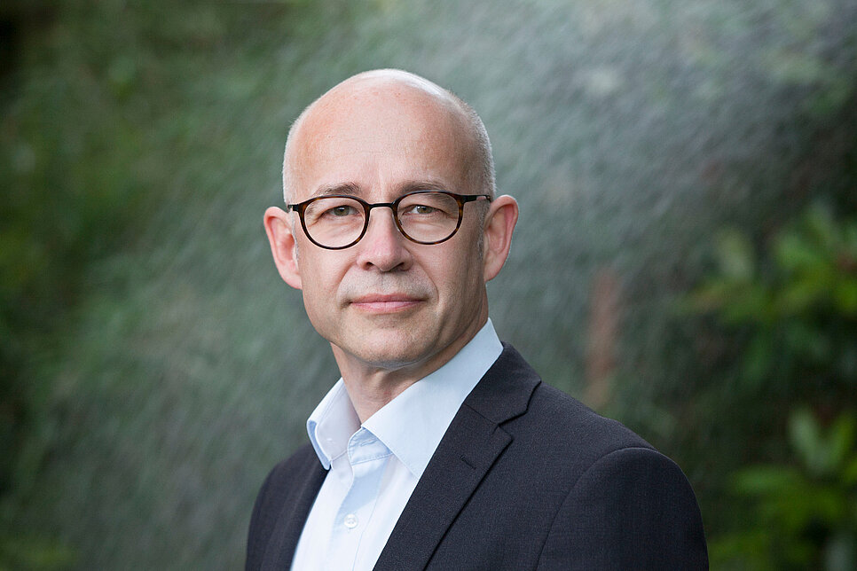Portrait of Dr. Bernd Voelpel, Head of Smart Factory Group at Leadec.