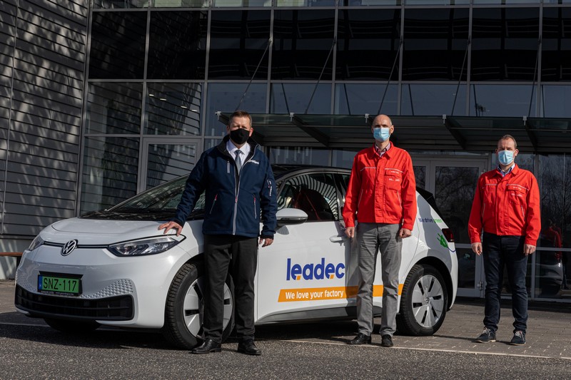 Representatives from Leadec and Audi Hungaria at the handover of an e-car.